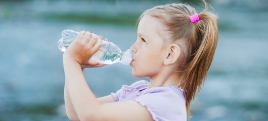 Nawadnianie organizmu – dlaczego niedobór wody stwarza zagrożenie dla zdrowia i życia?