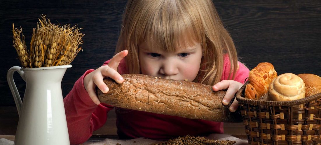 Objawy trwałej nietolerancji glutenu u dzieci. Co różni alergię na gluten od celiakii?